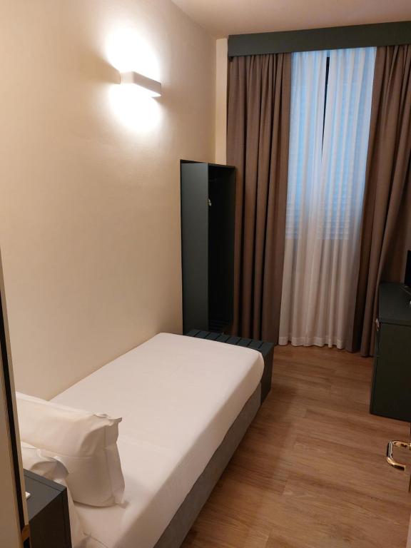 Postel nebo postele na pokoji v ubytování Hotel Fiorita