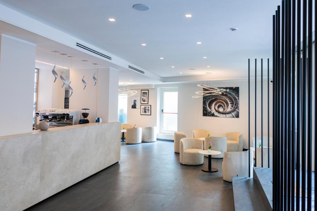 J Maluni City Hotel - Resim 6