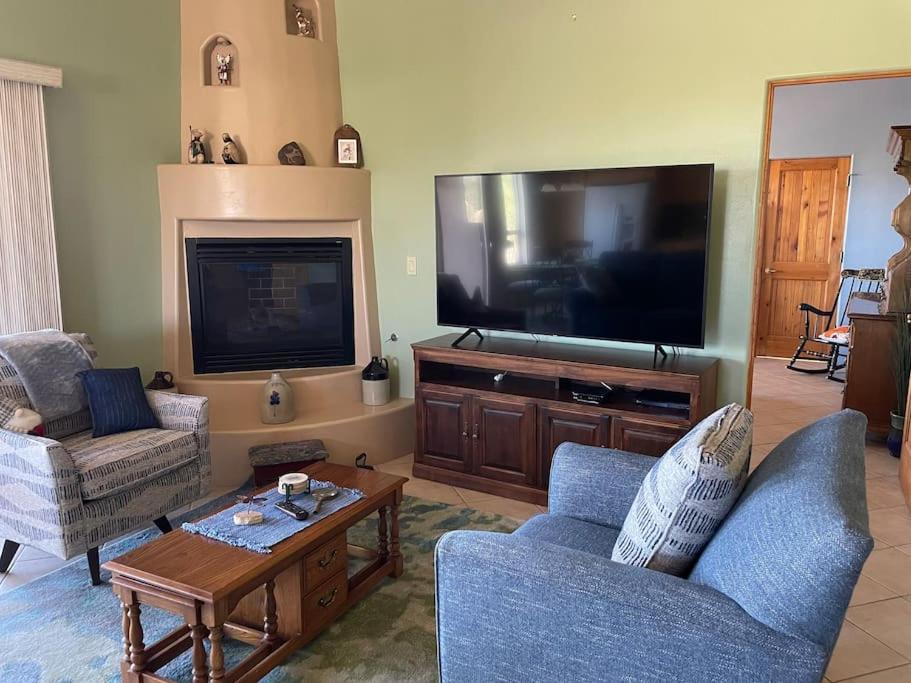 TV a/nebo společenská místnost v ubytování Tucson Mnt Foothills Saguaro Bliss