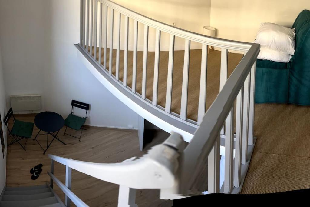 un escalier blanc dans une chambre avec un lit dans l'établissement Studio Hyper centre, quartier historique, à La Rochelle