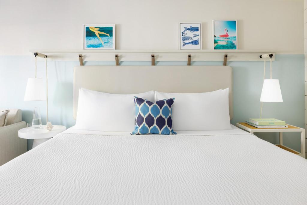 Postel nebo postele na pokoji v ubytování Blue Flamingo Resort Key West