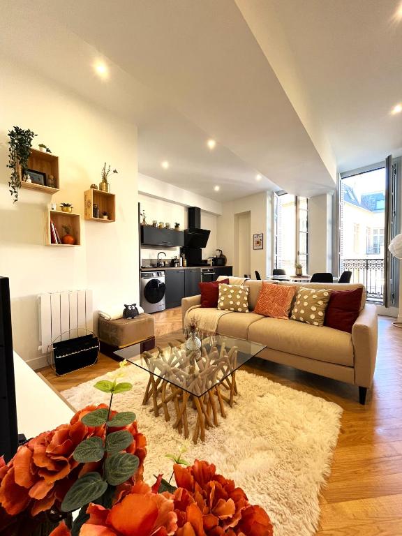 un salon avec un canapé et une table dans l'établissement Loft Pasteur - Homillesime, à Dijon