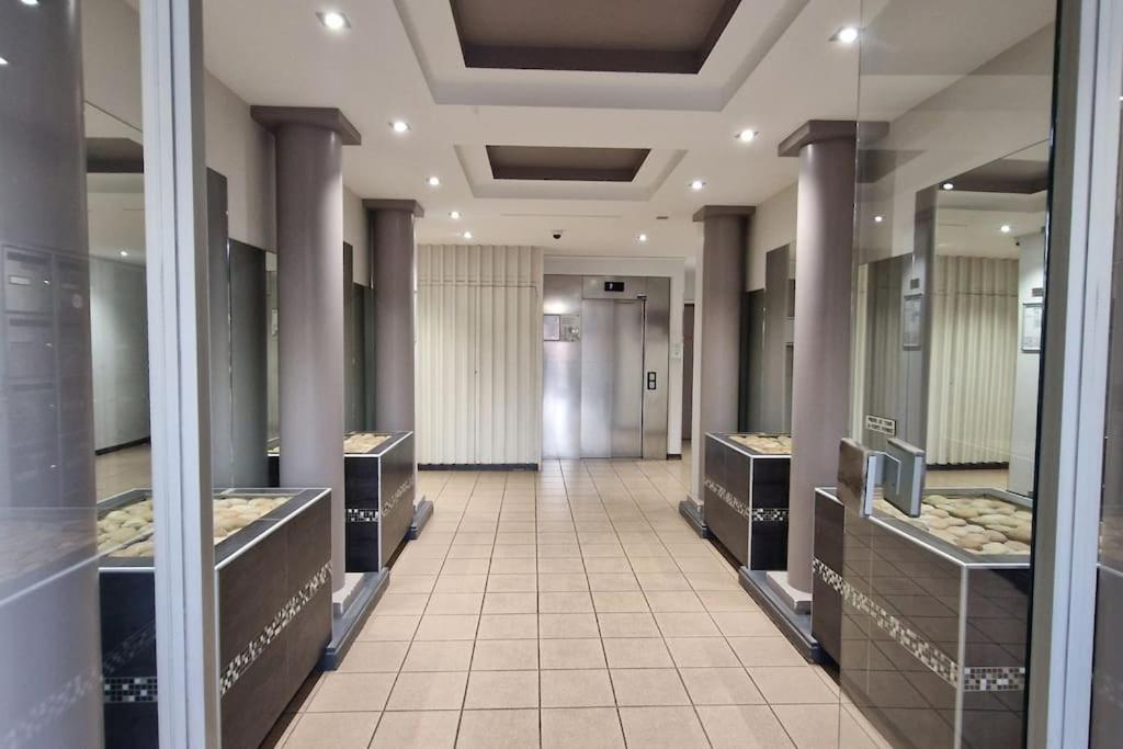 Photo de la galerie de l'établissement Le Pavois d'Or Studio rénové avec gout, Superbe Vue, Proximité Gare et Centre, Climatisation,, à Sète