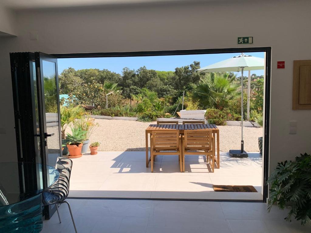 A Tranquil Garden Apartment, Carvoeiro - Benagil - Appartement D'une Chambre