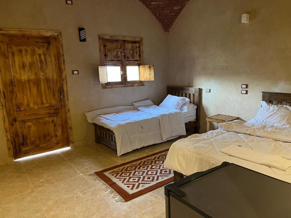 Postel nebo postele na pokoji v ubytování فندق إريغن Erighin siwa hotel