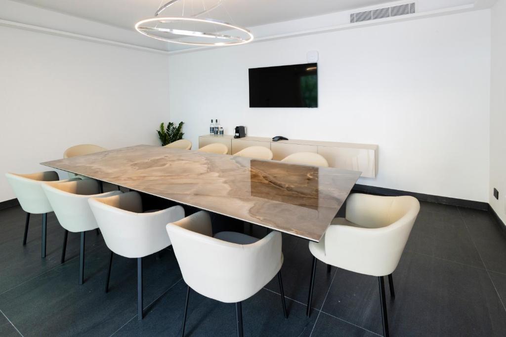 J Maluni City Hotel - Resim 8