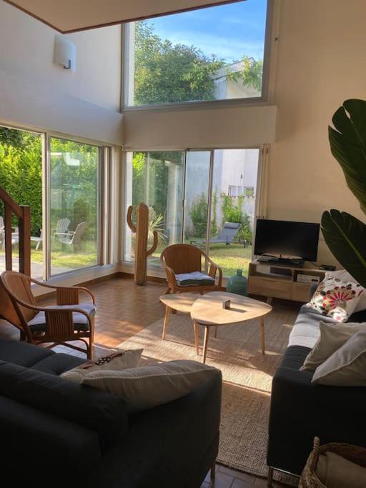 un salon avec un canapé et une table dans l'établissement Maison bord de mer 50 M, à Saint-Georges-de-Didonne