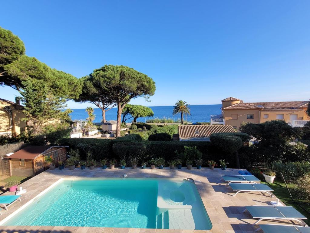 Bazén v ubytování Villa Esmeralda Adults Only nebo v jeho okolí