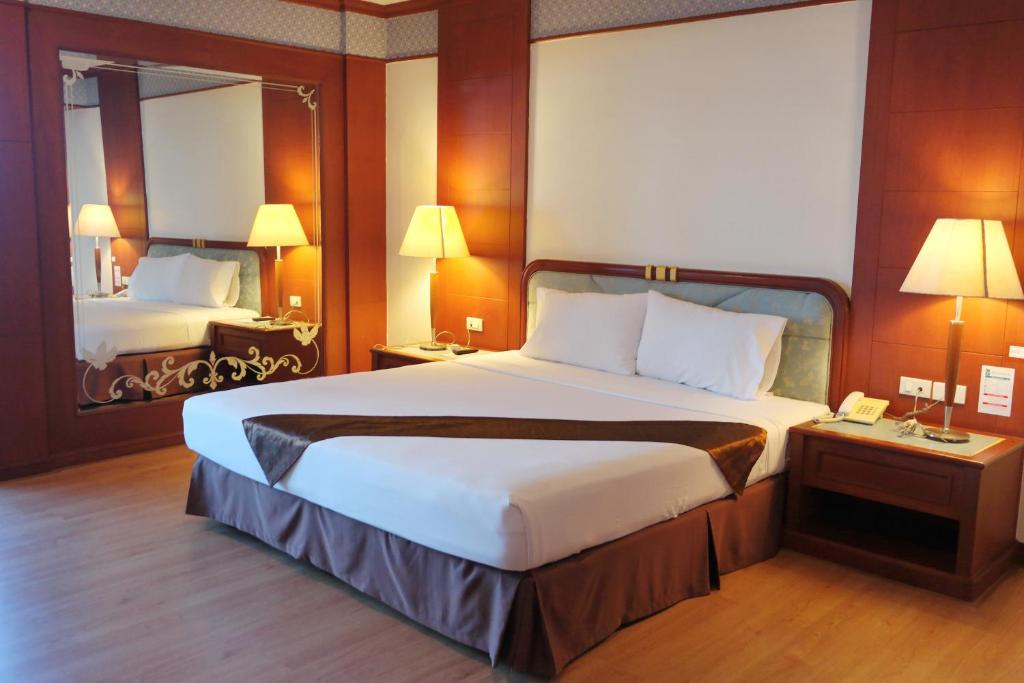 Postel nebo postele na pokoji v ubytování Grand Park Hotel