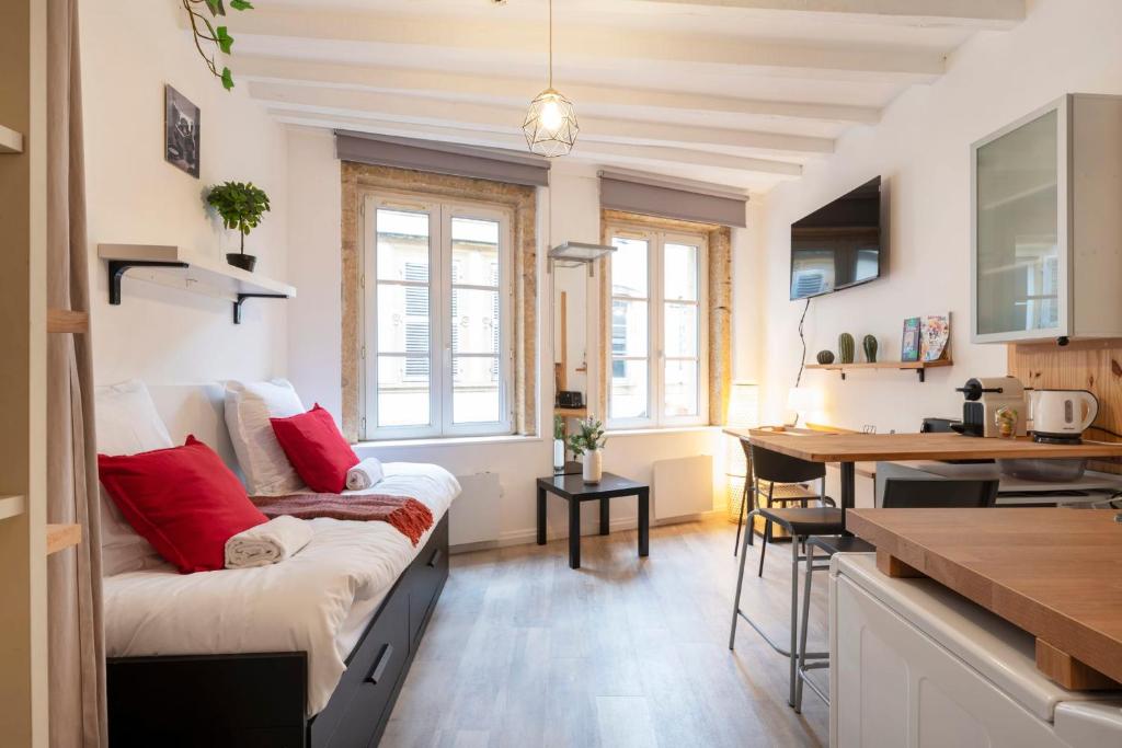 un salon avec un canapé et une table dans l'établissement La Petite Evasion, à Metz