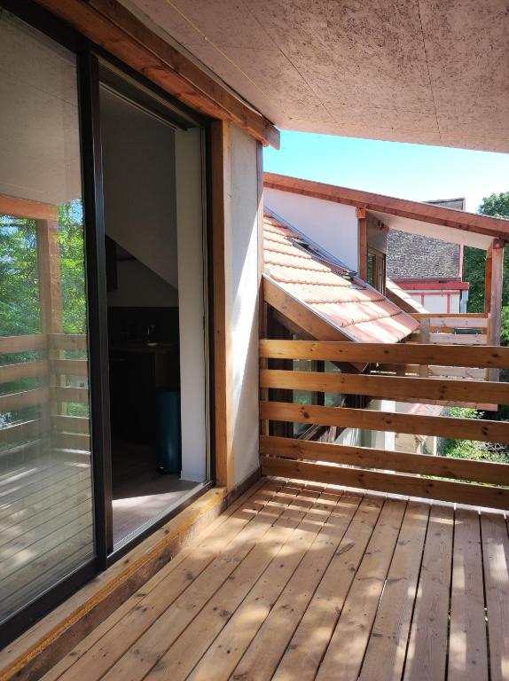 - une vue sur le pont d'une maison dans l'établissement Gîte Aux murmures de la Streng, à Ribeauvillé