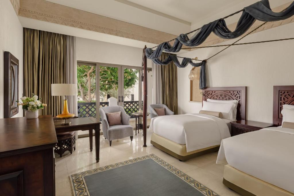 Postel nebo postele na pokoji v ubytování Sharq Village & Spa, a Ritz-Carlton Hotel