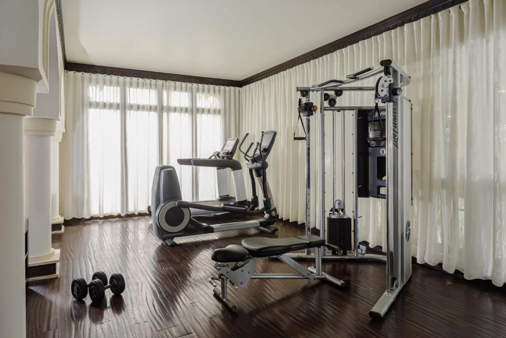 Fitness centrum a/nebo fitness zařízení v ubytování Sharq Village & Spa, a Ritz-Carlton Hotel