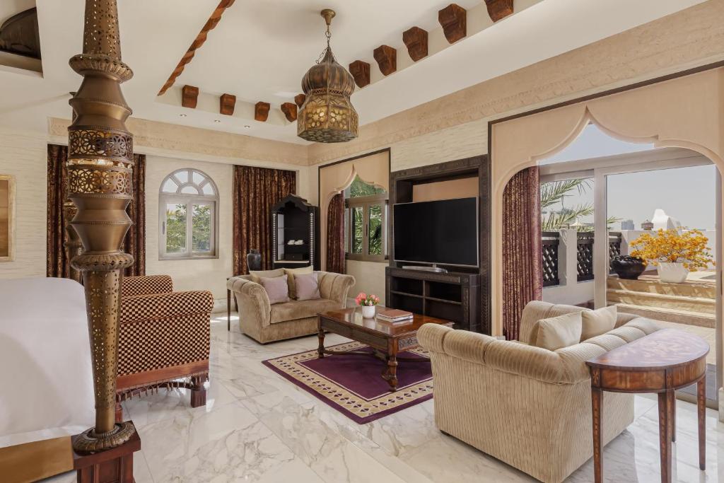 Posezení v ubytování Sharq Village & Spa, a Ritz-Carlton Hotel