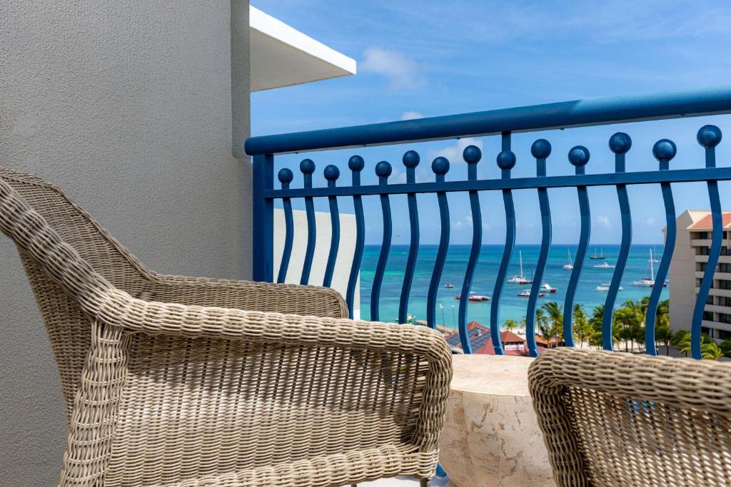 Hilton Aruba Caribbean Resort & Casino - Partial Ocean View Palm Beach Club 1 King