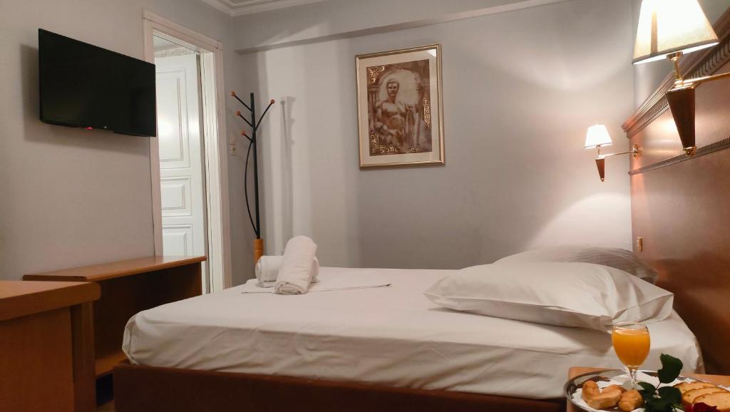 Postel nebo postele na pokoji v ubytování Athens City Hotel