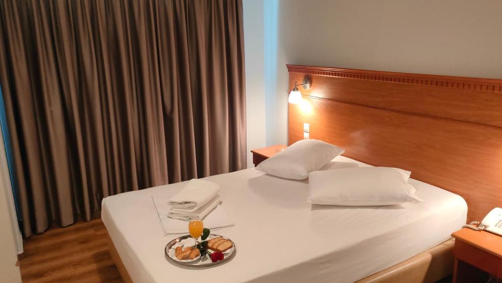 Postel nebo postele na pokoji v ubytování Athens City Hotel