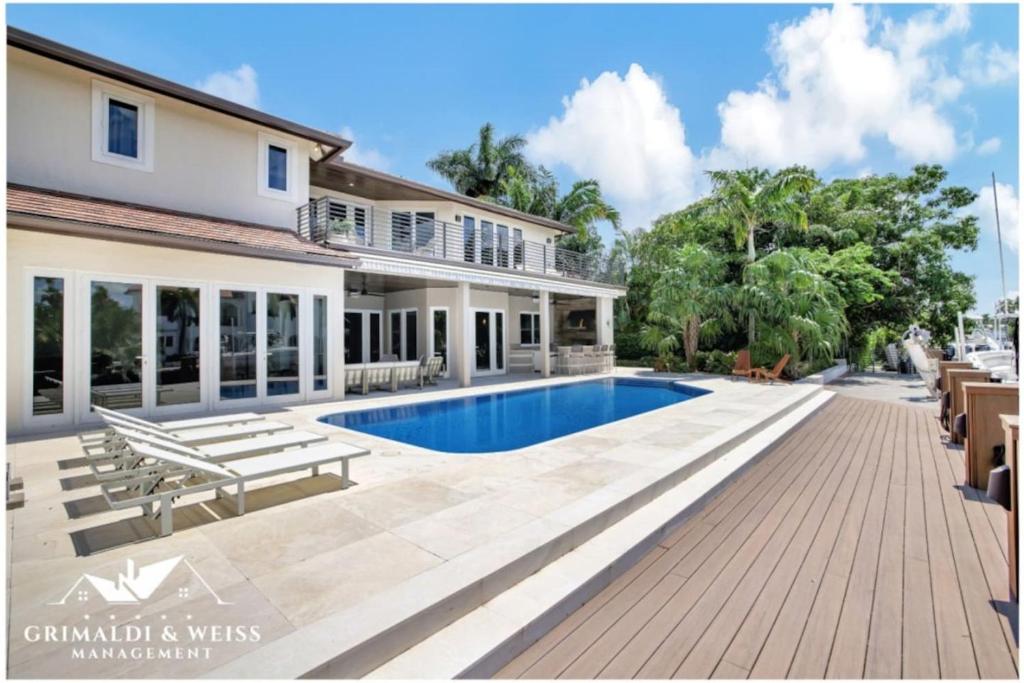 una piscina frente a una casa en Elegant Waterfront Estate 6BR- 6.5BA, en Fort Lauderdale