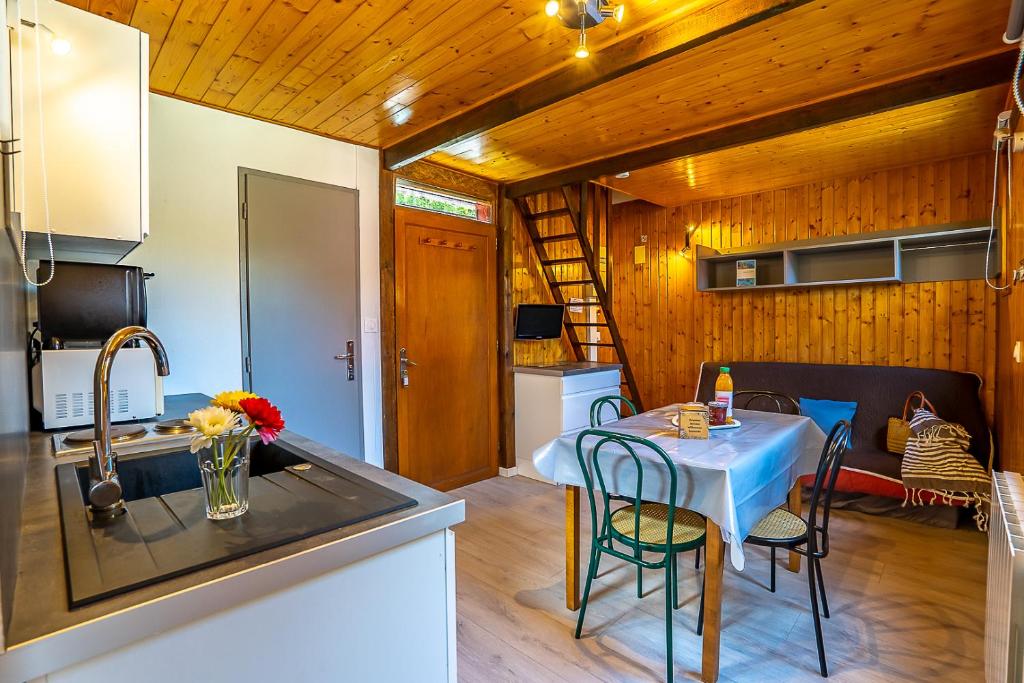 Kuchyň nebo kuchyňský kout v ubytování Chalets de la Wormsa