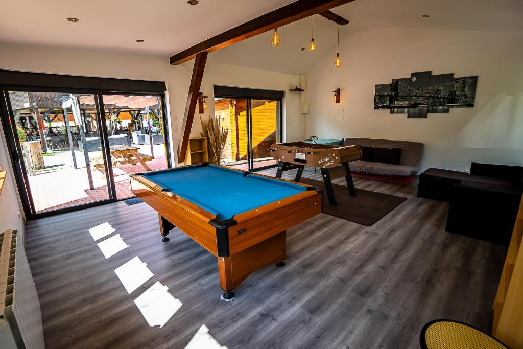 Biliár nebo kulečník v ubytování Chalets de la Wormsa