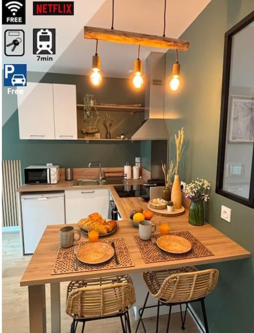 - une cuisine avec une table et des oranges dans l'établissement Studio Bois flotté Cherbourg Netflix Parking, à Cherbourg en Cotentin