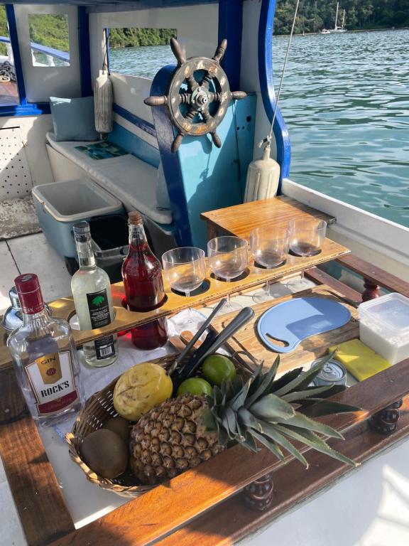 a table on a boat with a tray of food at Passeio de barco em Paraty in Paraty