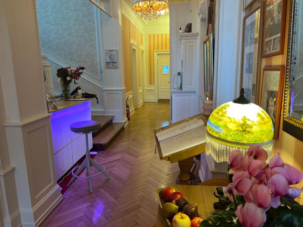 Posezení v ubytování Hôtel Le Manoir