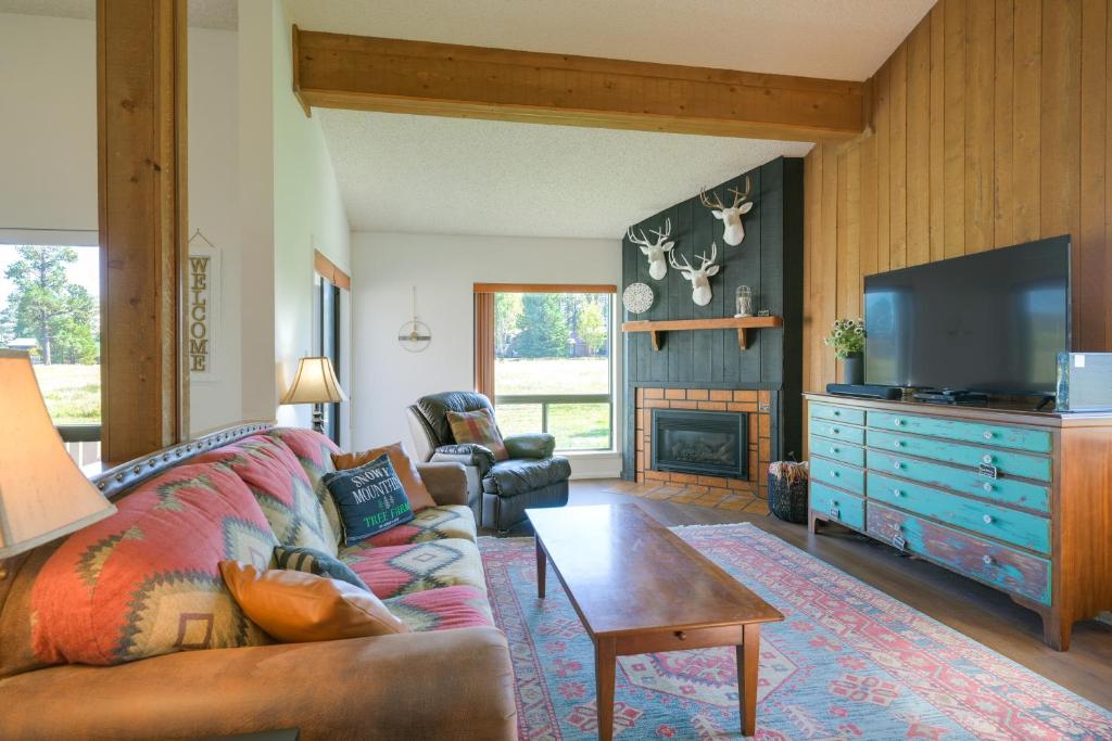 a living room with a couch and a tv at Uptown Abode 4 Mi to Dtwn Pagosa Springs in Pagosa Springs