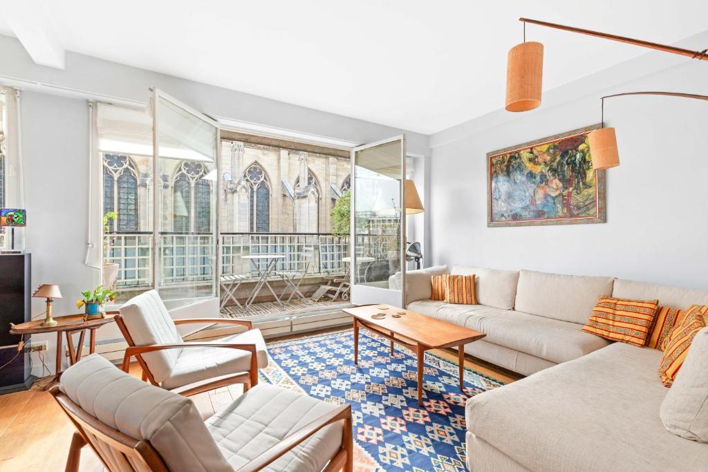 un salon avec un canapé et une table dans l'établissement paris invalides vue Tour Eiffel duplex, à Paris