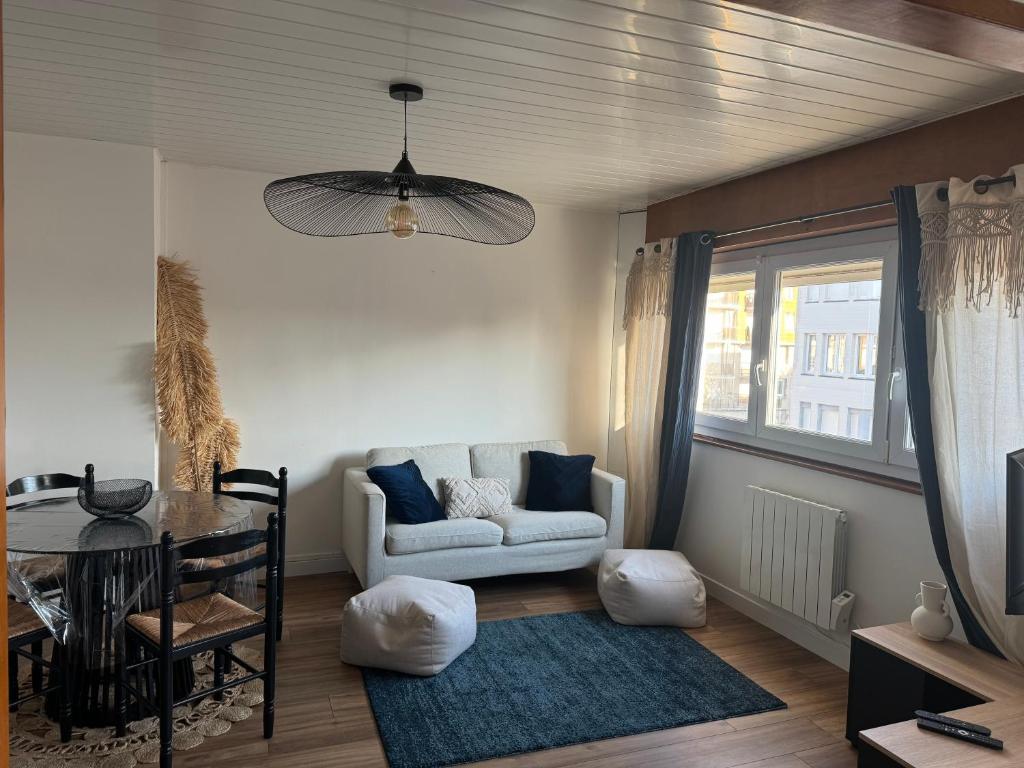 un salon avec un canapé et une table dans l'établissement Elisabeth, à Bray-Dunes