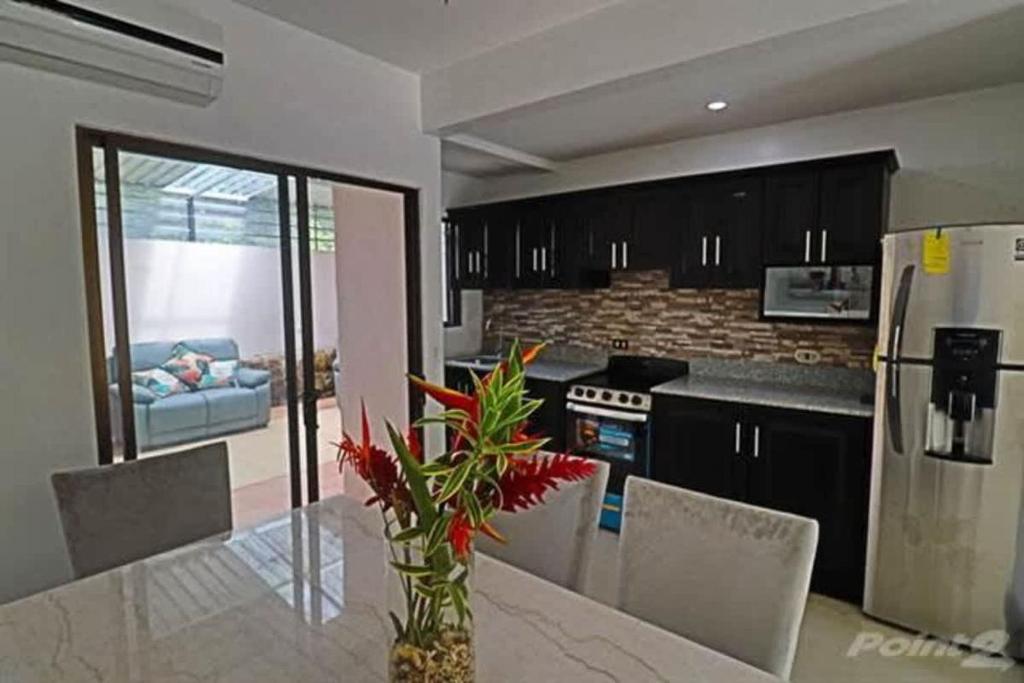 A cozinha ou cozinha compacta de 2-BD Unit with Pool 2 Blocks from Beach