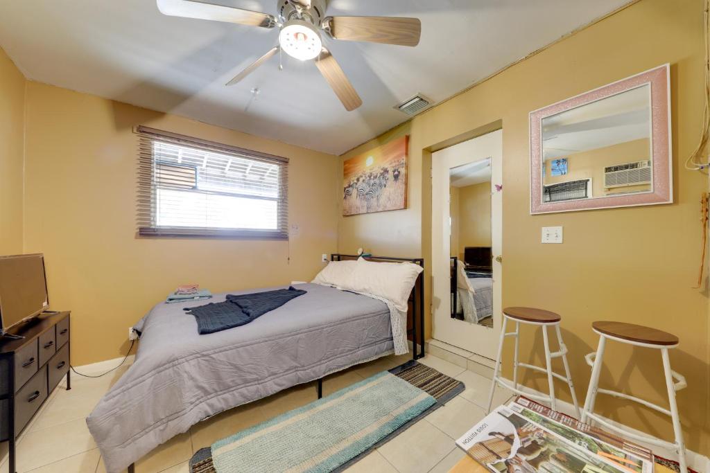 Un dormitorio con una cama y un ventilador de techo. en 8 Mi to Beach Pet-Friendly Fort Lauderdale Studio, en Fort Lauderdale