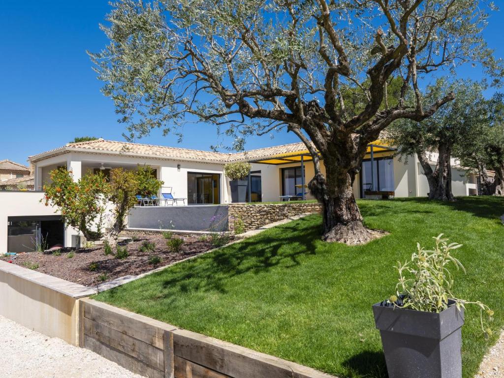 une maison avec un arbre dans la cour dans l'établissement Borie, à Beaumes-de-Venise