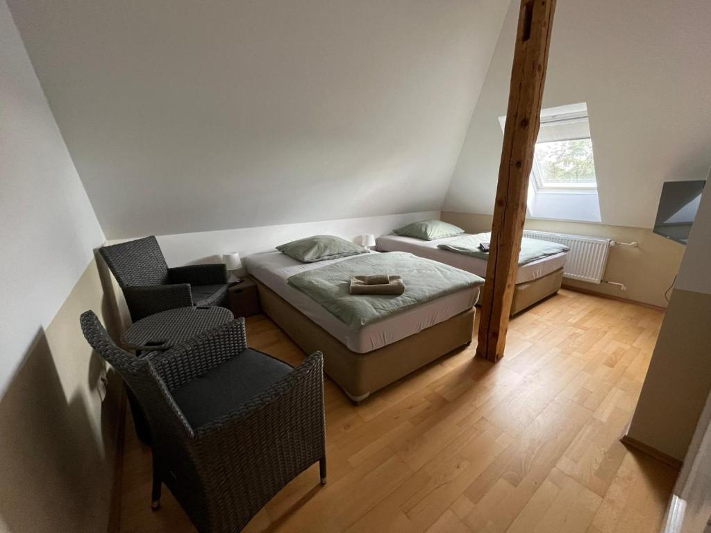 Postel nebo postele na pokoji v ubytování Doppelzimmer-Bad-Kühlschrank-Tv-19