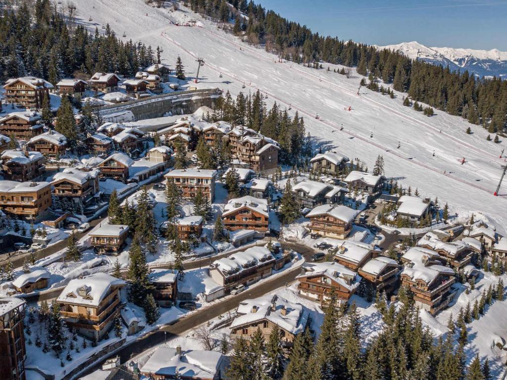 Fotografia z galérie ubytovania Triplex de charme avec cheminée, balcon et parking à Courchevel Chenus, proche des pistes - FR-1-564-90 v destinácii Courchevel