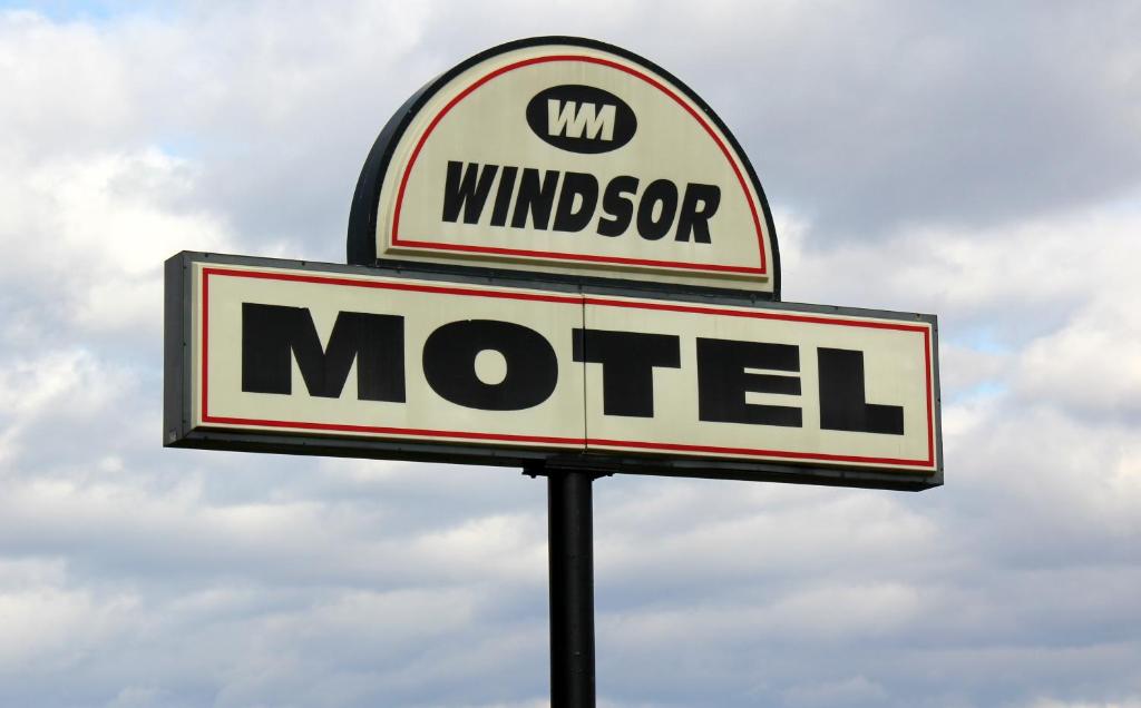 ニュー・ウィンザーにあるWindsor Motelの柱の上の宿の看板