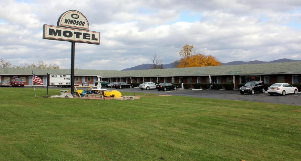 ein Motelschild vor einem Parkplatz in der Unterkunft Windsor Motel in New Windsor