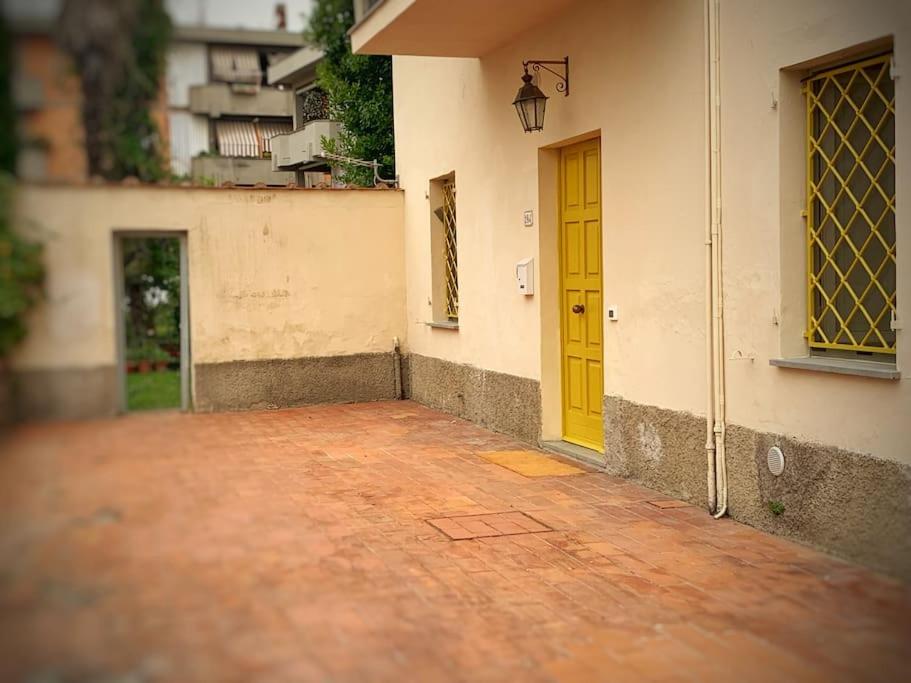 a yellow door on the side of a building at Nuovissimo a 300 mt dalle Mura con posto auto in Lucca