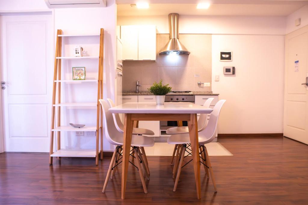 eine Küche mit einem Tisch und weißen Stühlen in der Unterkunft Moderno y Selecto! Garage! Excelente ubicación! in Buenos Aires