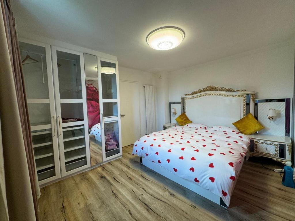 Postel nebo postele na pokoji v ubytování Butthouse Apartments
