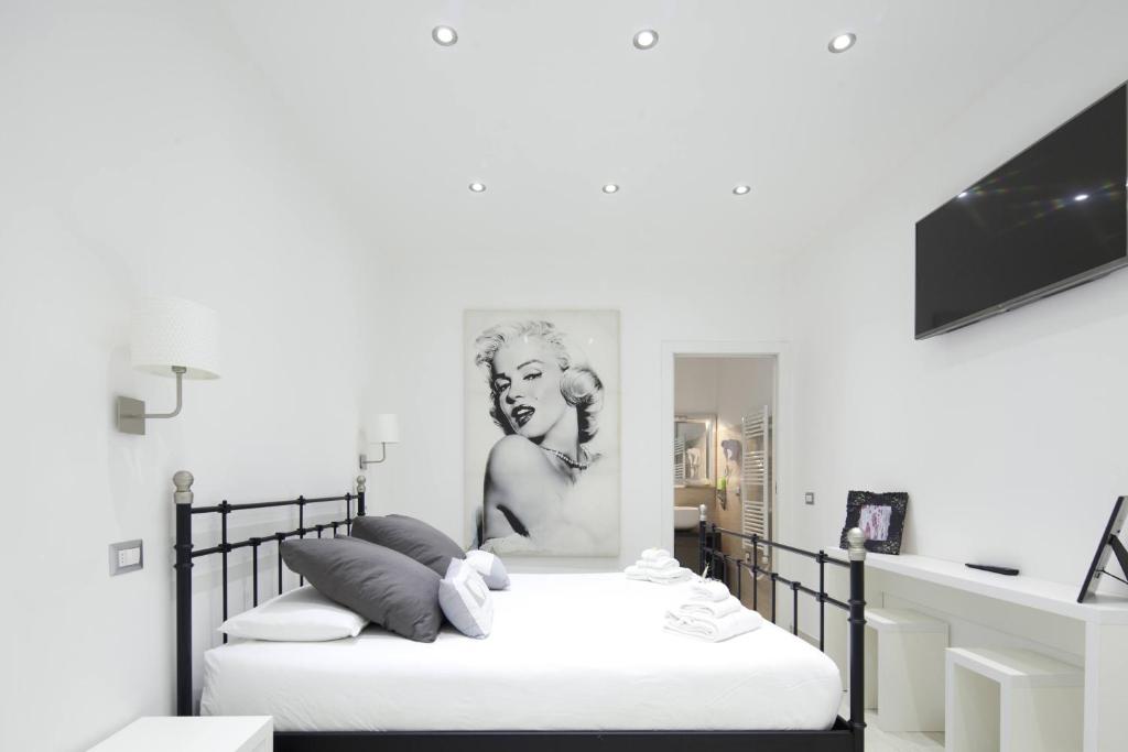 1 dormitorio con 2 camas y una foto de una mujer en Affittacamere Arosio, en Monza