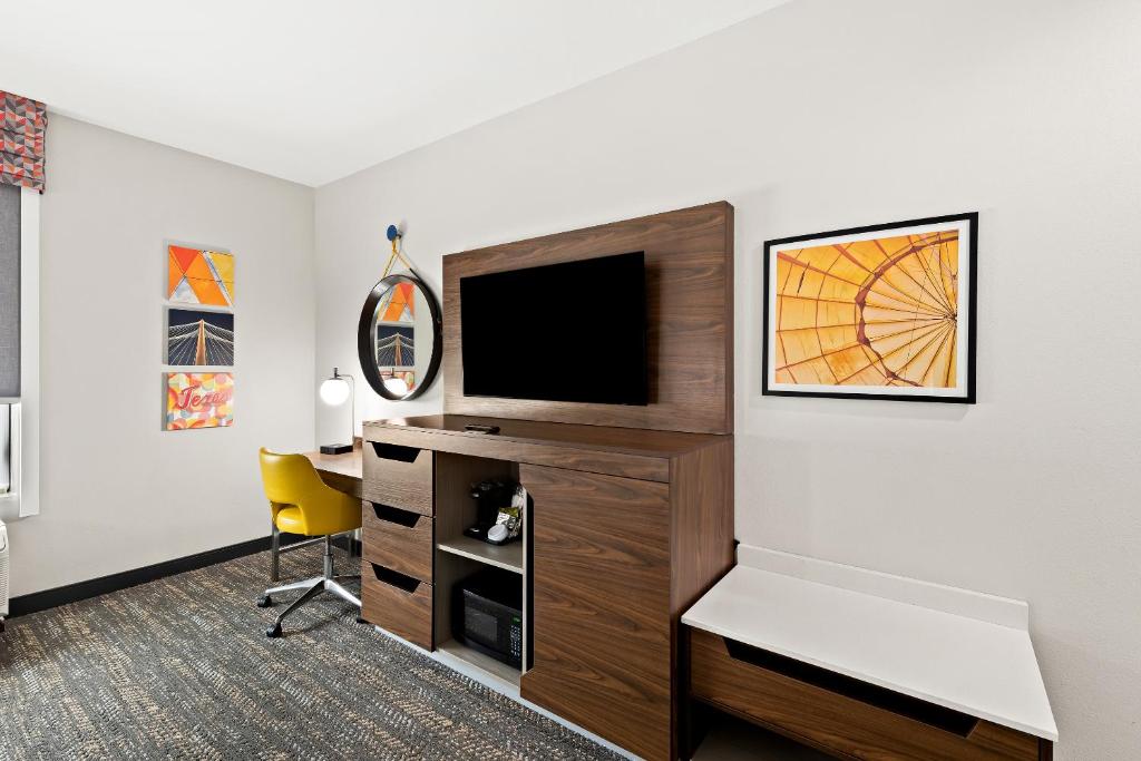 TV a/nebo společenská místnost v ubytování Hampton Inn Longview
