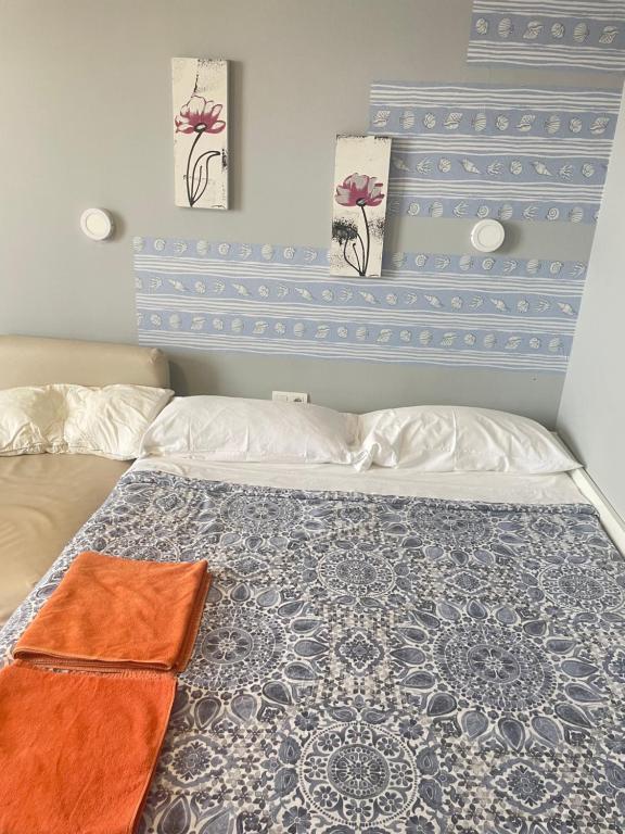 Łóżko lub łóżka w pokoju w obiekcie Benalmadena ,apartamento-Estudio primera Línea de Playa