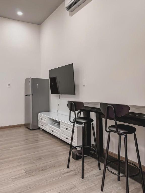 TV a/nebo společenská místnost v ubytování B786 Airport Apartment