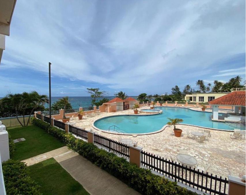 Bazén v ubytování Golden Villas 306 studio nebo v jeho okolí
