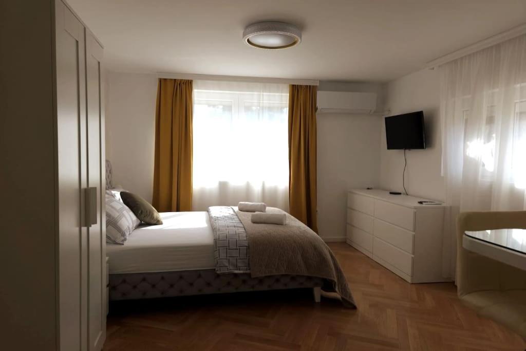 Una cama o camas en una habitación de Airport Studio Stefan