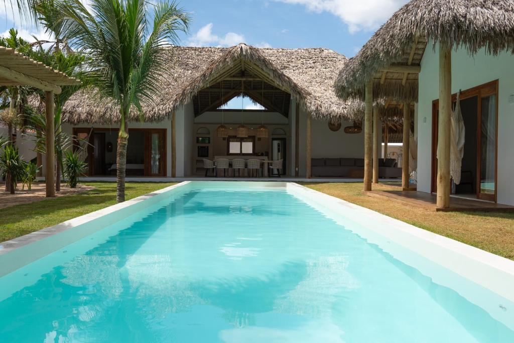 CruzにあるVilla Aria by Preabeach Experienceの別荘の前のプール