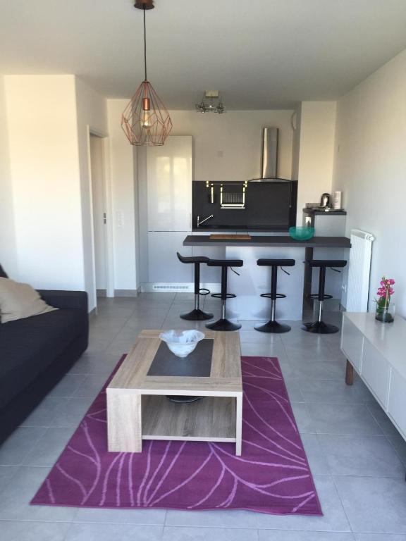 Photo de la galerie de l'établissement 2 piéces Terrasse Garage 5 mins Plage Les Printemps, à Cagnes-sur-Mer