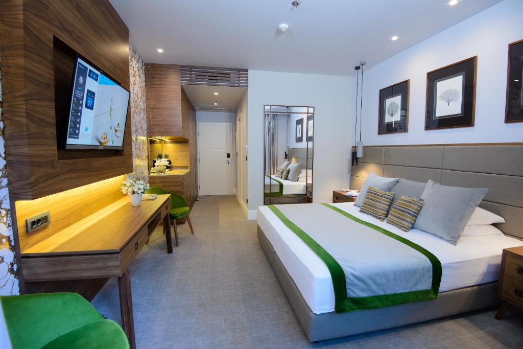 Postel nebo postele na pokoji v ubytování Royal Ariston Hotel