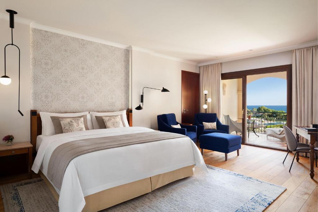 Postel nebo postele na pokoji v ubytování The St. Regis Mardavall Mallorca Resort